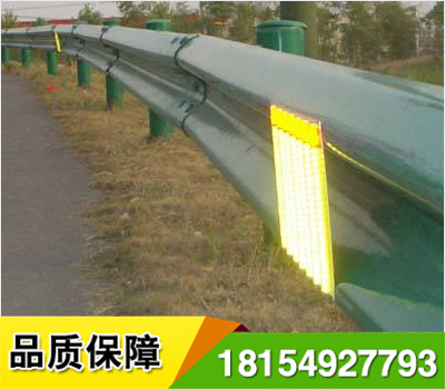 道路輪廊標(biāo)的英文名稱 Delineator，它是沿道路兩側(cè)邊緣設(shè)置、用于顯示道路邊界輪廓、指引車輛正常行駛、具有逆反射性能的一種交通安全設(shè)施，從功能上說，輪廓標(biāo)是一種視線誘導(dǎo)設(shè)